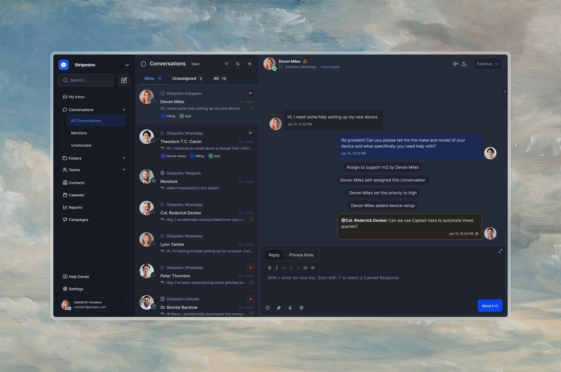 A visão de conversa no tema escuro, com o painel de detalhes recolhido