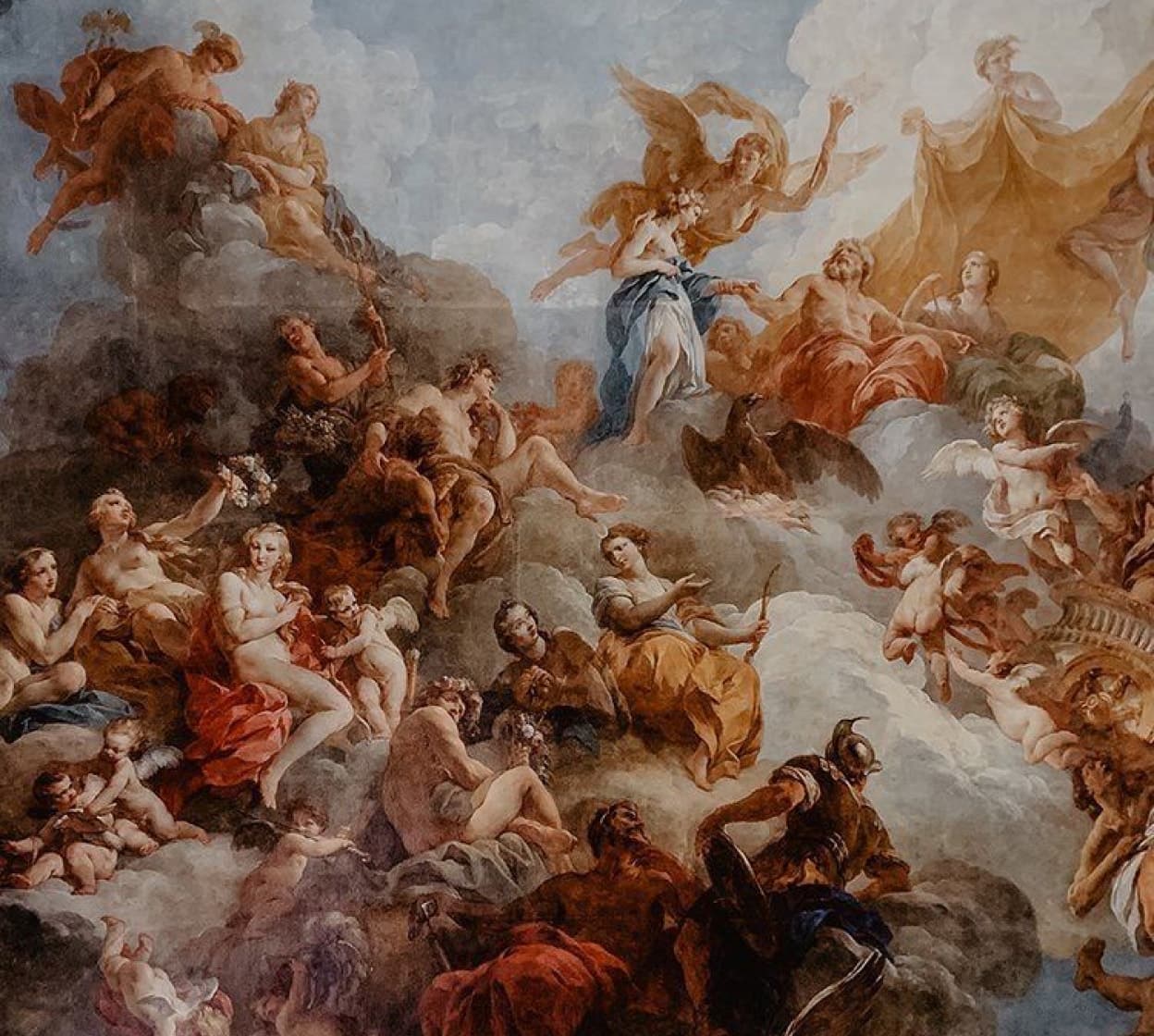Pintura barroca de teto com figuras entre nuvens