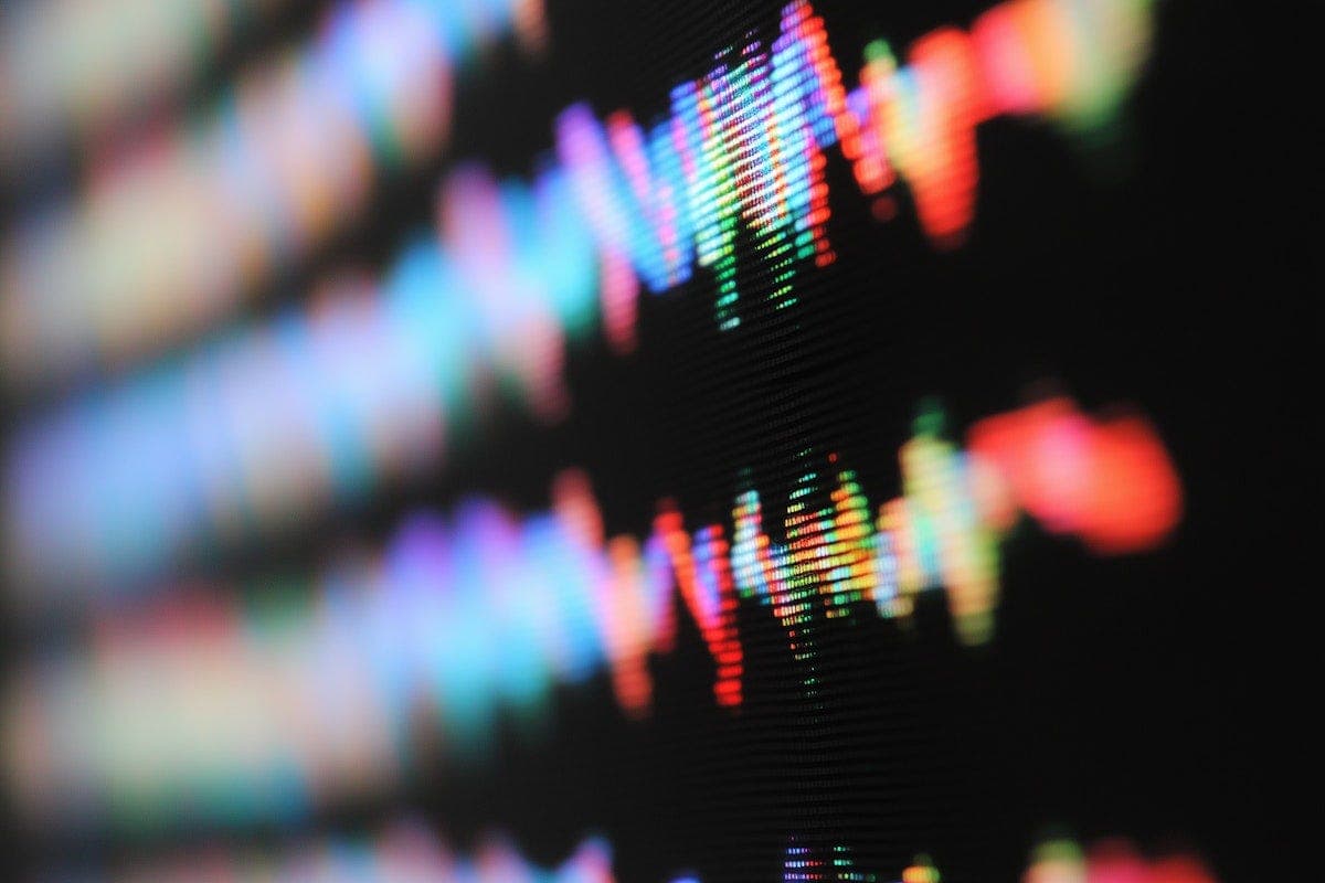 Letras luminosas e coloridas de um monitor, desfocadas em close