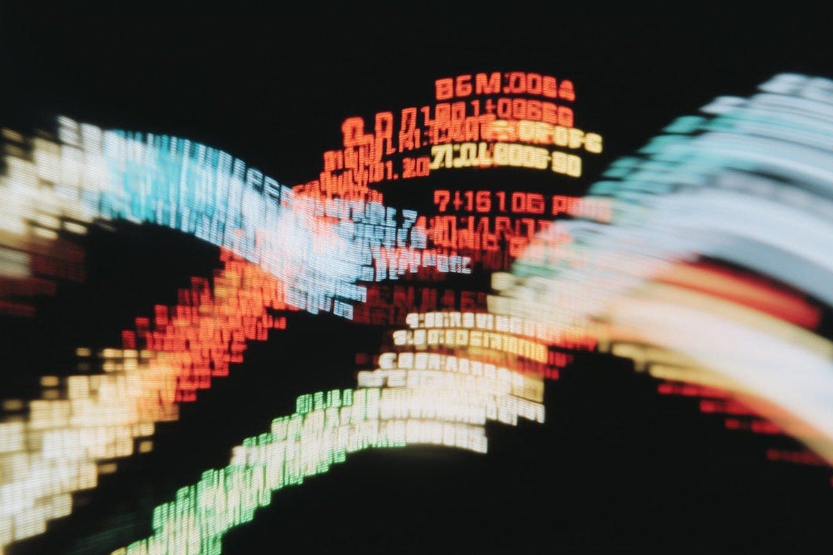 Faixas de texto luminoso vermelho, branco e verde em movimento sobre fundo preto