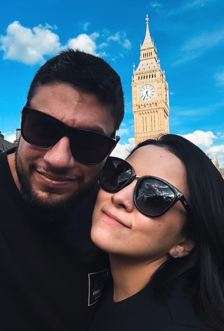 Murilo e companheira diante do Big Ben, em Londres