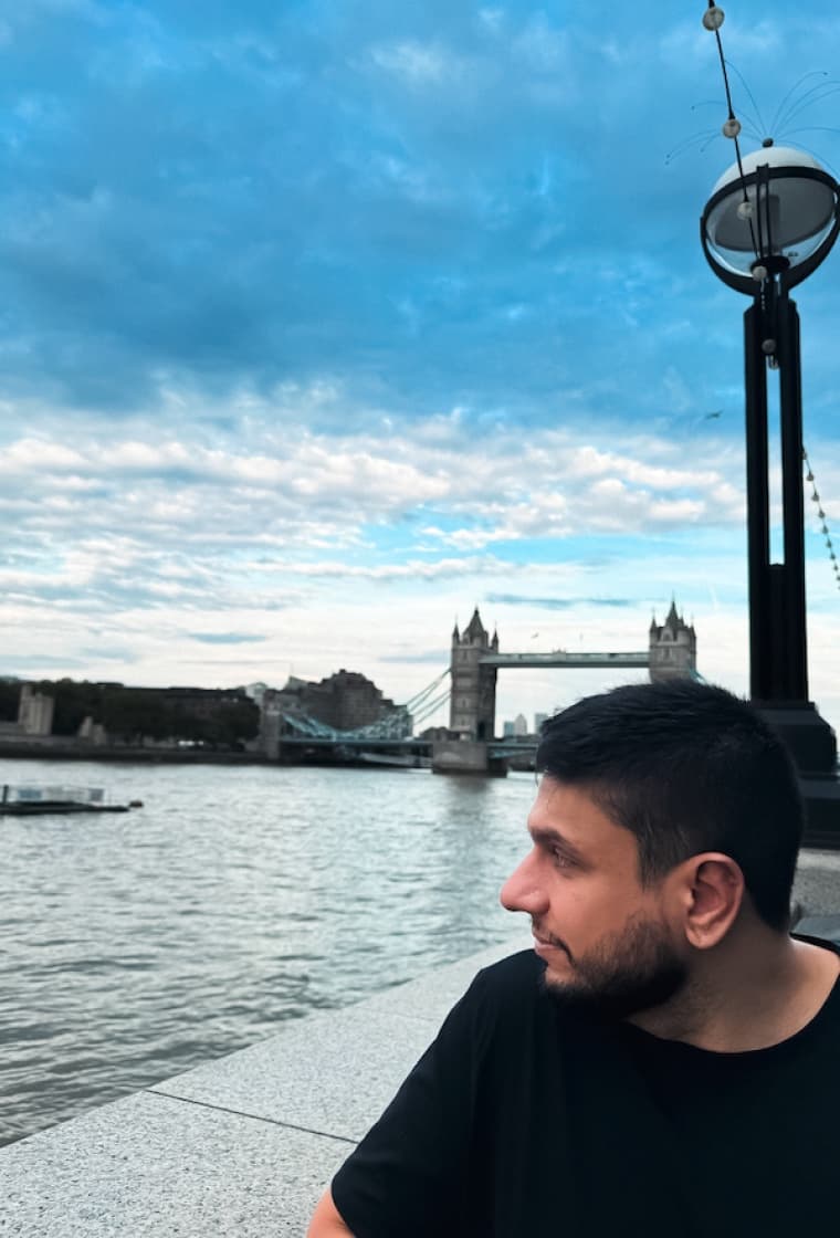 Murilo F. Souza diante da Tower Bridge, em Londres