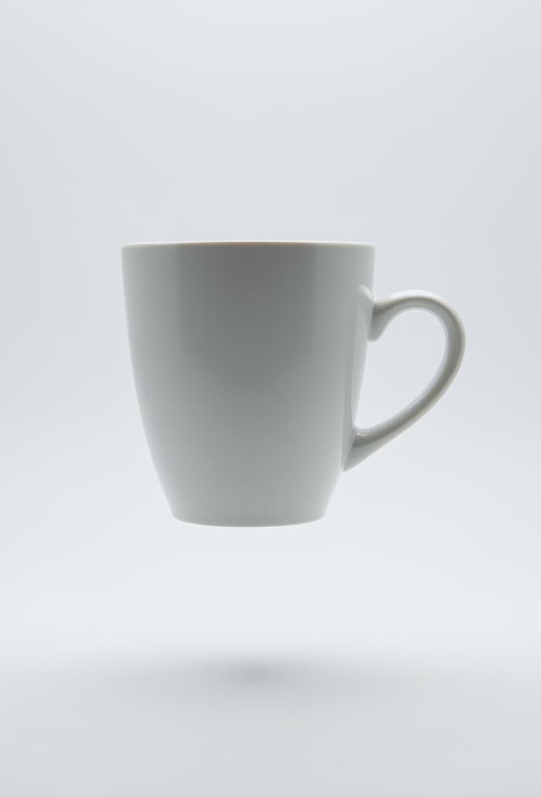 Xícara de café branca sobre fundo claro